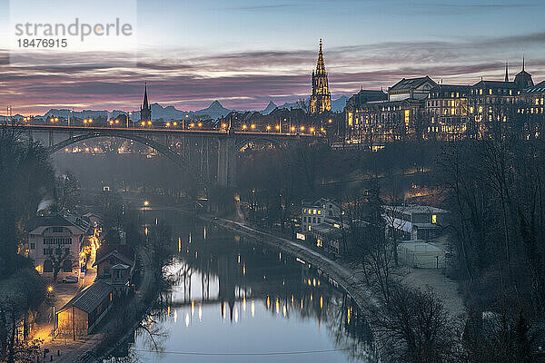 Schweiz  Kanton Bern  Bern  Blick von der Lorrainebrücke auf die Altstadt am Morgen