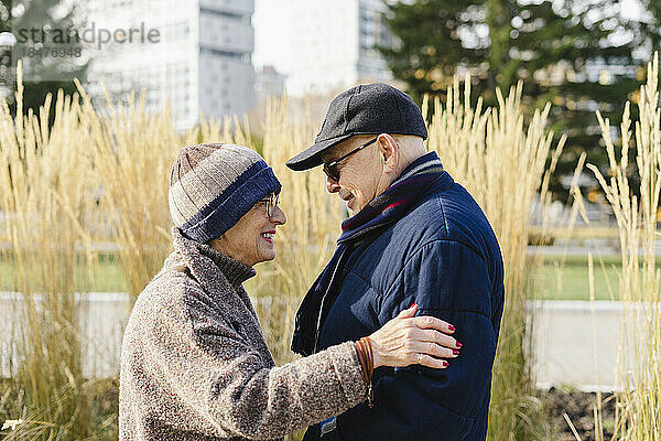 Glückliche Seniorin genießt es mit Mann im Park