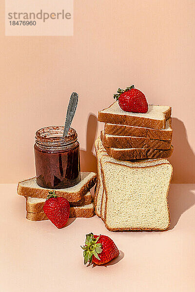 Hausgemachte Erdbeermarmelade mit Brotscheiben