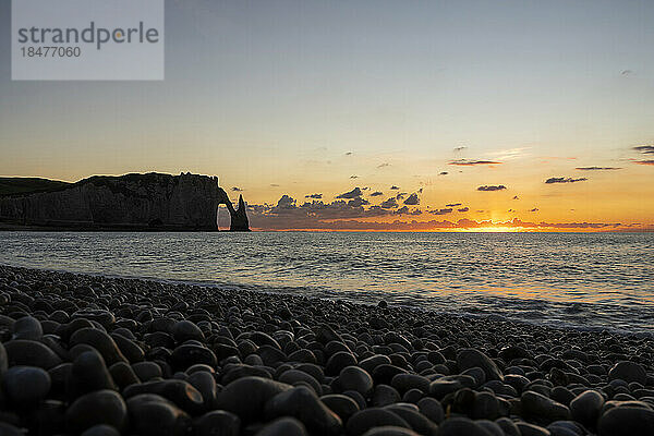 Silhouette des Felsens und Strandes von Porte d'Aval bei Sonnenuntergang