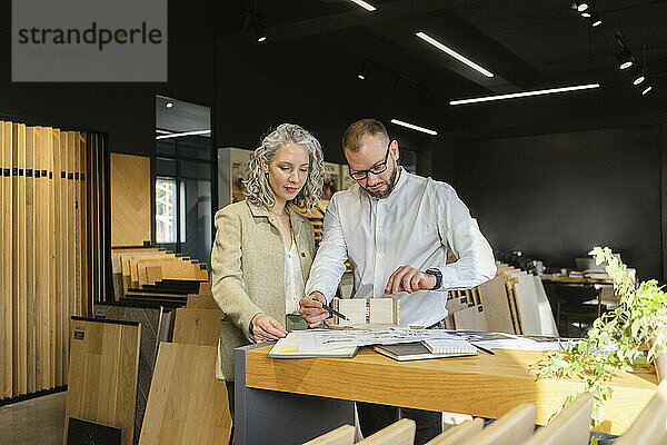 Zwei Kollegen arbeiten gemeinsam an einem Projekt im Architekturbüro