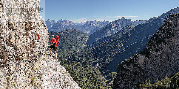 Mann klettert an einem sonnigen Tag im Nationalpark Dolomiti Bellunesi  Forcella Comedon  Dolomiten  Italien