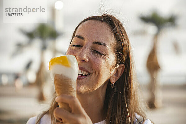 Glückliche Frau  die gerne Eis isst