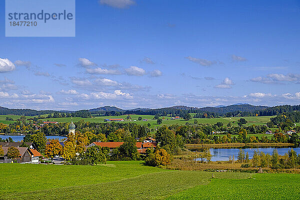 Deutschland  Bayern  Riegsee  Dorf am Ufer des Riegsees im Sonnenschein