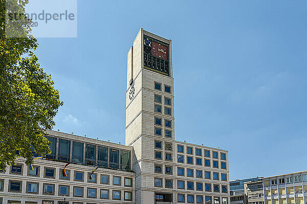 Stuttgarter Rathaus mit Uhrturm an einem sonnigen Tag  Stuttgart  Deutschland
