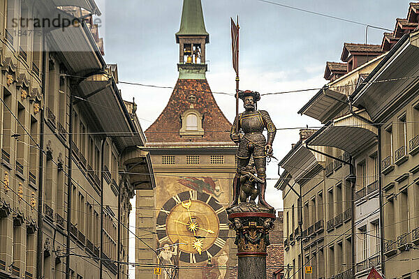 Schweiz  Kanton Bern  Bern  Schützenbrunnen mit Uhrturm im Hintergrund