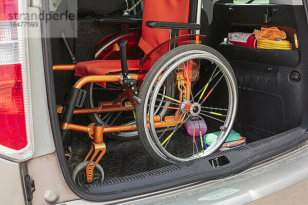Rollstuhl im offenen Kofferraum