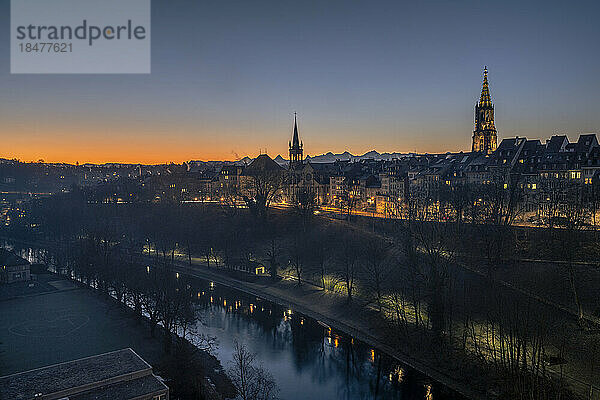Schweiz  Kanton Bern  Bern  Blick auf die Rosengartenpromenade im Morgengrauen