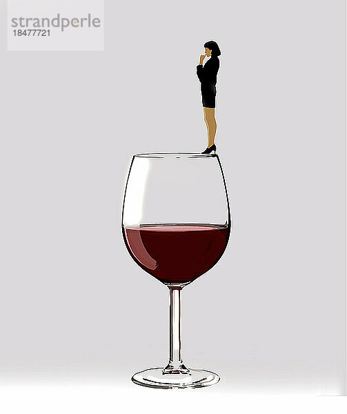Illustration einer Frau  die auf dem Rand eines großen Weinglases steht