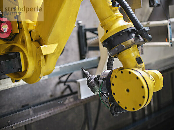 Roboterarm in moderner Fabrik