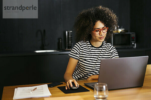 Freiberufler arbeitet am Laptop am Tisch