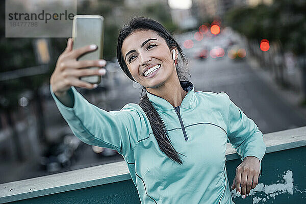 Glückliche junge Frau  die Selfie mit dem Handy macht