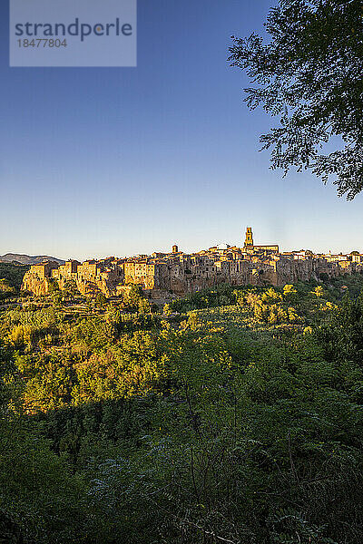 Italien  Toskana  Pitigliano  Rand der mittelalterlichen Altstadt in der Sommerdämmerung