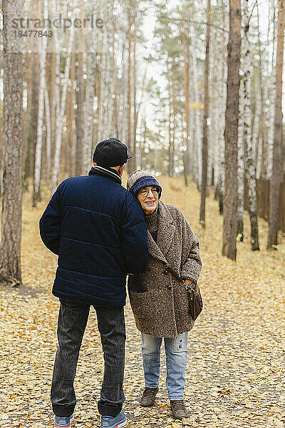 Älteres Paar genießt im Herbstpark