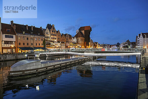 Der Fluss Mottlau vor der Altstadt bei Nacht