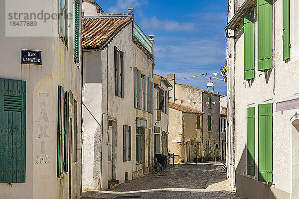 Frankreich  Nouvelle-Aquitaine  Ars-en-Re  Häuser entlang einer leeren Straße
