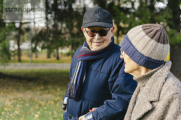 Älteres Paar trägt warme Kleidung im Herbstpark
