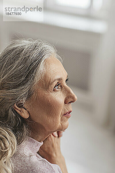 Nachdenkliche ältere Frau mit grauem Haar