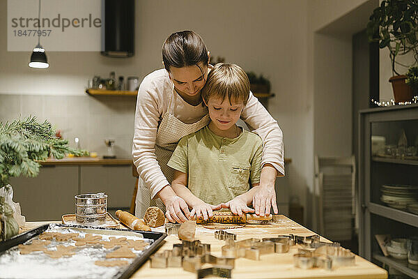 Mutter und Sohn backen in der heimischen Küche Ingwerkekse