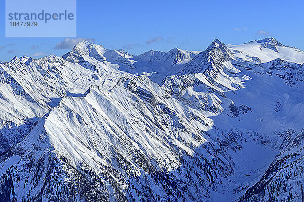 Österreich  Tirol  Blick auf schneebedeckte Gipfel in den Zillertaler Alpen