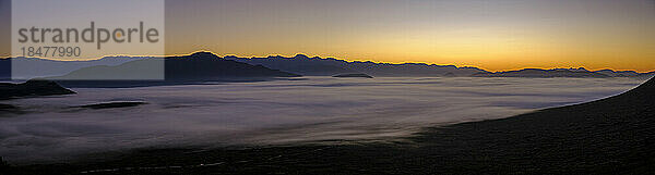 Malerische Aussicht auf das Langeberg-Gebirge bei Sonnenaufgang