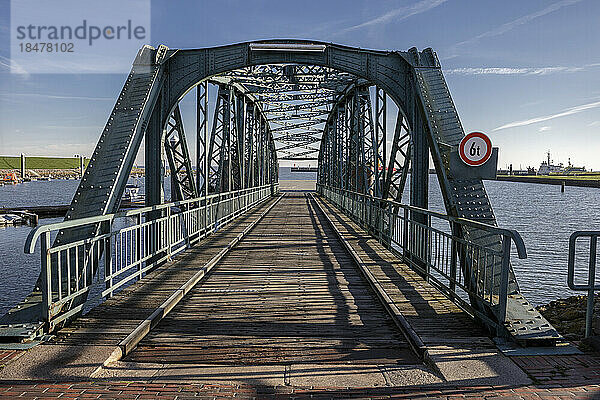 Deutschland  Niedersachsen  Wilhelmshaven  historische Nassaubrücke im Nassauhafen