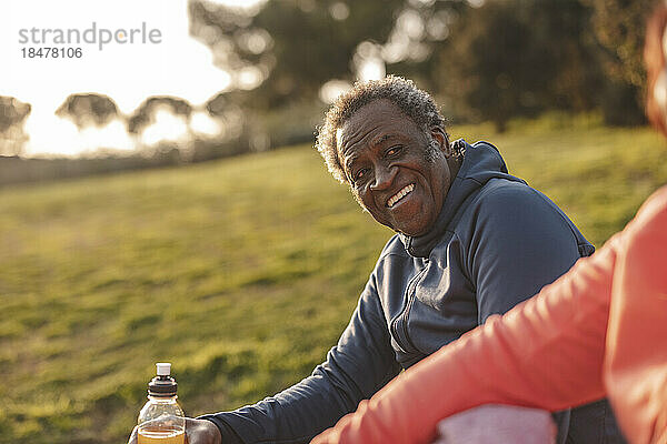 Lächelnder älterer Mann blickt Frau im Park an