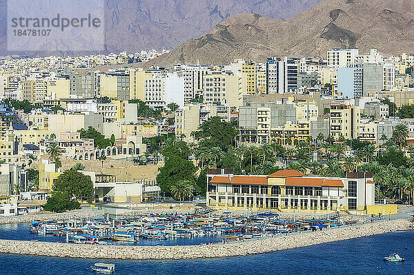 Seehafen und Gebäude in Aqaba an einem sonnigen Tag