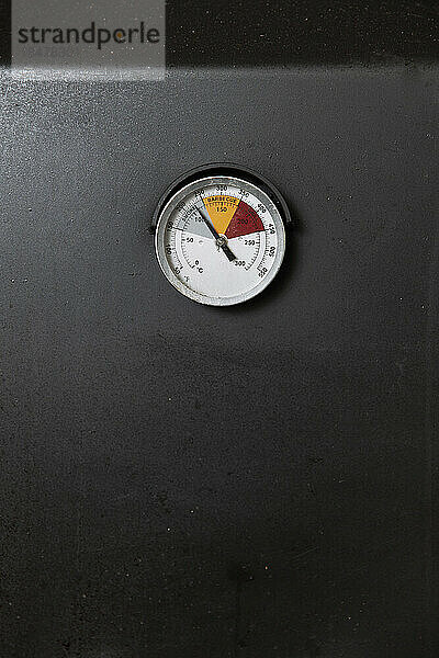 Barbecue grill temperature Gauge on lid