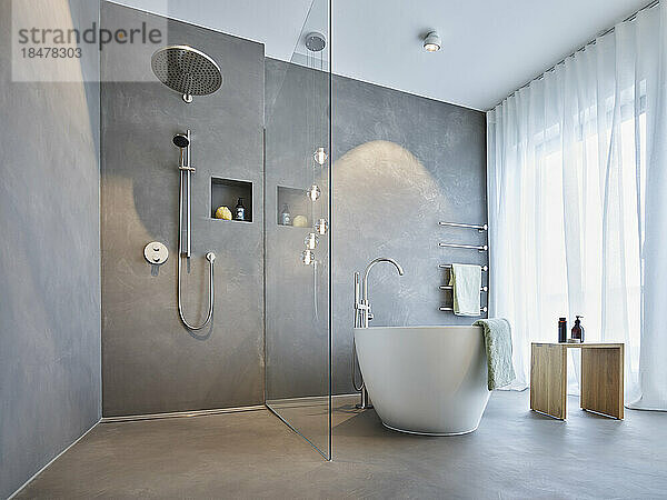 Badewanne und Duschbereich in einer modernen Wohnung