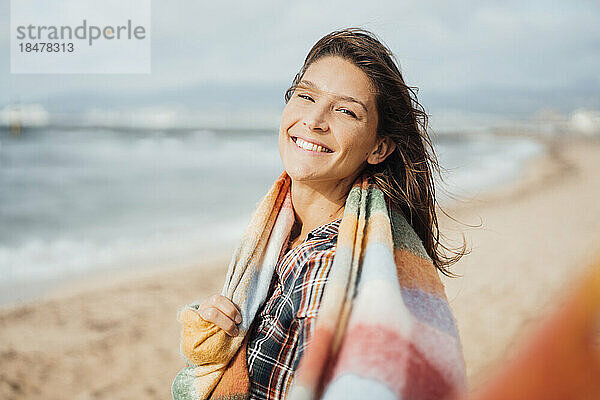 Fröhliche Frau verbringt Urlaub am Strand