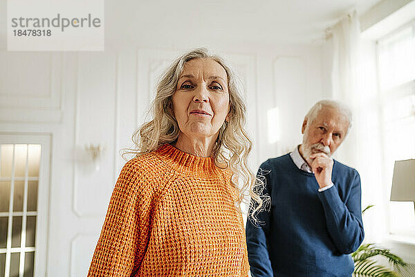 Ältere Frau und Mann stehen zusammen zu Hause
