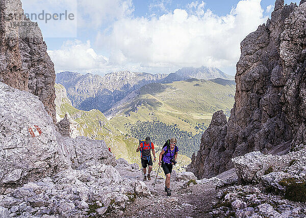 Mann und Frau wandern in Forcella Della Roa  Dolomiten  Italien