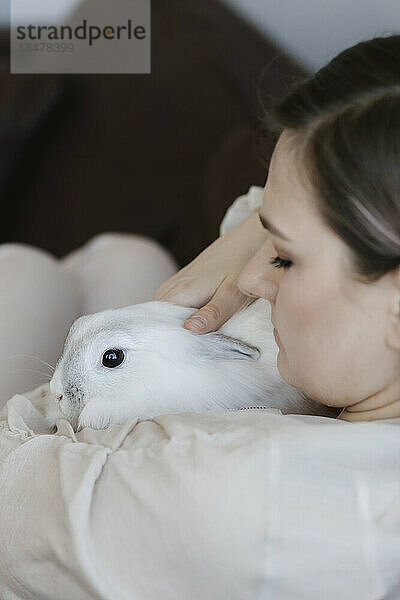 Frau mit süßem Kaninchen zu Hause