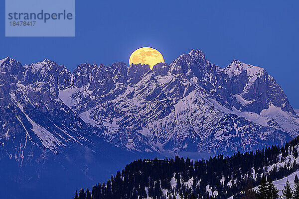 Österreich  Tirol  Gelber Mond geht in der Abenddämmerung über dem Wiedersberger Horn auf