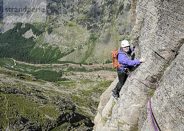Glückliche Frau klettert auf den Berg Pillar  Western Fells  Lake District  England