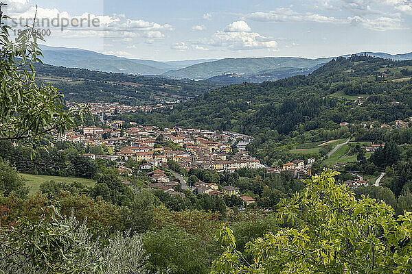 Italien  Toskana  Blick von Stia auf Pratovecchio