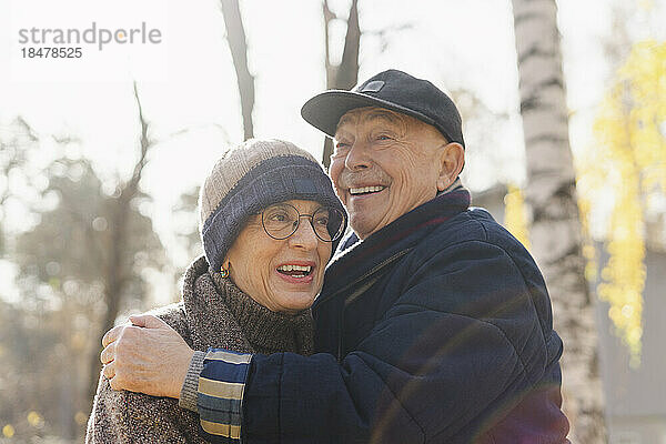 Glücklicher älterer Mann umarmt Frau im Park