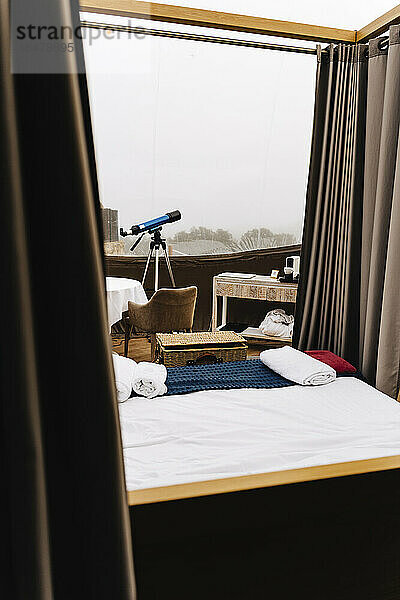 Zusammengerollte Handtücher auf dem Bett im Kuppelzelt