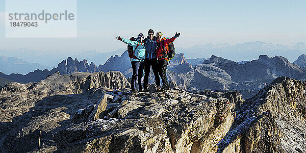 Glückliche Freunde stehen zusammen am Piz Boe  Dolomiten  Italien