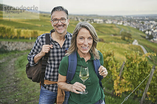 Glückliches älteres Paar genießt Weinprobe im Weinberg