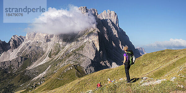 Frauen und Mann in Furchetta im Urlaub  Dolomiten  Italien