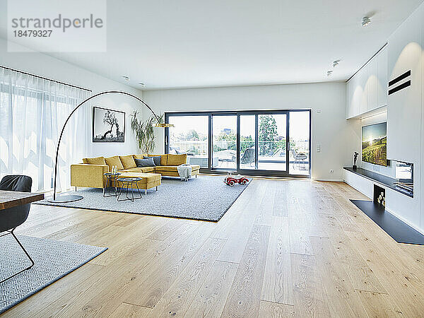 Leeres Wohnzimmer mit Hartholzboden in einer modernen Wohnung