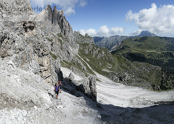 Ältere Frau beim Wandern in Forcella Della Roa  Dolomiten  Italien