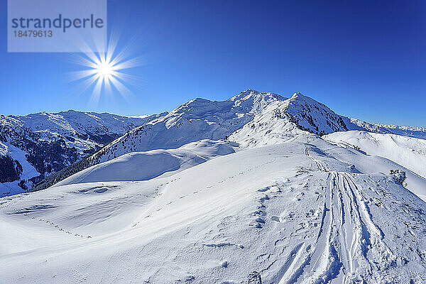 Österreich  Tirol  Sonne scheint über dem schneebedeckten Kleinen Gamsstein