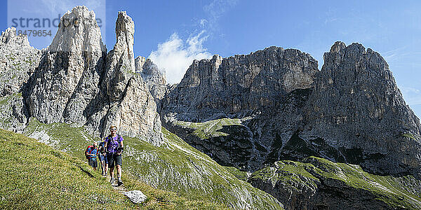 Männer und Frauen wandern auf den Bergen der Cascate delle Comelle  Dolomiten  Italien