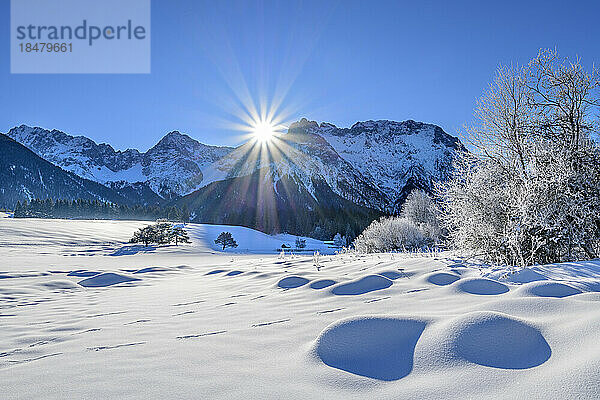 Deutschland  Bayern  Sonne geht über einem schneebedeckten See in den Bayerischen Alpen auf