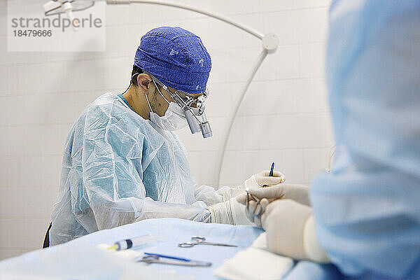 Ärzte führen in der Klinik eine Augenoperation am Patienten durch