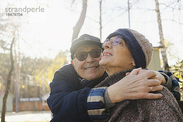 Romantisches Seniorenpaar genießt es im Herbstpark