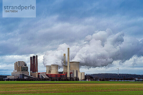 Deutschland  Nordrhein-Westfalen  Grevenbroich  Wasserdampf steigt aus Kühltürmen eines Braunkohlekraftwerks auf